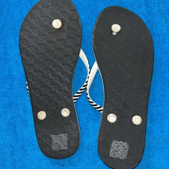 3 Pairs of Roxy Flip Flops - Picture 5 of 7